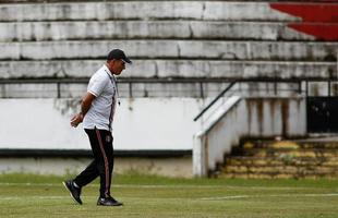Com atletas vetados e outros liberados durante a semana pelo 
 Departamento Mdico do clube, o treinador optou por manter a escalao que venceu o Globo fora de casa, na ltima rodada da Srie C. Fato indito na temporada, que ainda teve o comando de Jnior Rocha no incio do ano.
