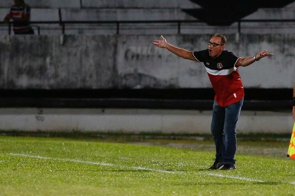 Precisando reverter o placar adverso de 1 a 0, sofrido na primeira partida das quartas de finais, o Santa Cruz não conseguiu ter um bom desempenho mesmo jogando em casa. O ABC marcou três gols ainda no primeiro tempo e encaminhou a classificação para a semifinal.