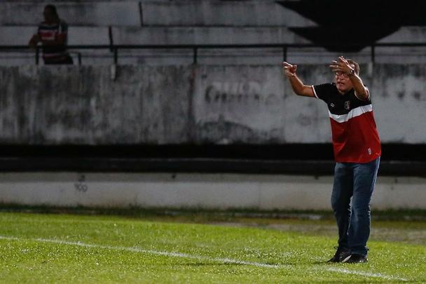 Precisando reverter o placar adverso de 1 a 0, sofrido na primeira partida das quartas de finais, o Santa Cruz não conseguiu ter um bom desempenho mesmo jogando em casa. O ABC marcou três gols ainda no primeiro tempo e encaminhou a classificação para a semifinal.