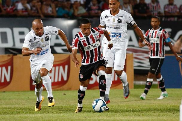 Precisando reverter o placar adverso de 1 a 0, sofrido na primeira partida das quartas de finais, o Santa Cruz não conseguiu ter um bom desempenho mesmo jogando em casa. O ABC marcou três gols ainda no primeiro tempo e encaminhou a classificação para a semifinal.