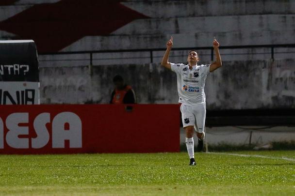 Precisando reverter o placar adverso de 1 a 0, sofrido na primeira partida das quartas de finais, o Santa Cruz não conseguiu ter um bom desempenho mesmo jogando em casa. O ABC marcou três gols ainda no primeiro tempo e encaminhou a classificação para a semifinal.