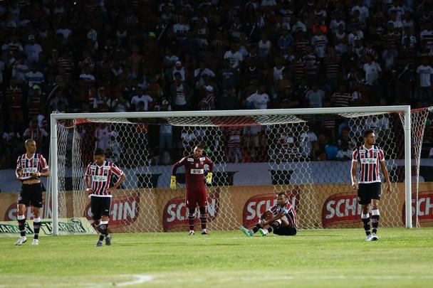 Na etapa complementar, o Tricolor sofreu mais um gol e chegou a precisar de seis gols para classificar. Hericles ainda diminuiu, mas o placar encerrou 4 a 1 para o ABC.