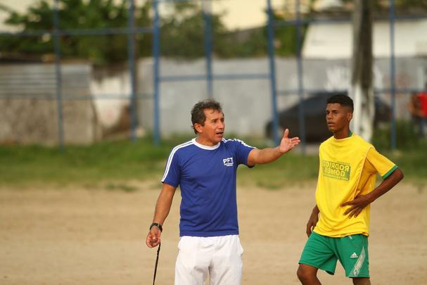 Campo de terra localizado no bairro da Torre, no Recife, reduto de peladeiros da regio, onde vrios talentos e histrias de vida se encontram diariamente