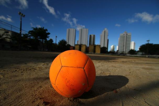 Campo de terra localizado no bairro da Torre, no Recife, reduto de peladeiros da regio, onde vrios talentos e histrias de vida se encontram diariamente