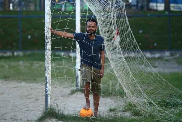 Campo de terra localizado no bairro da Torre, no Recife, reduto de peladeiros da regio, onde vrios talentos e histrias de vida se encontram diariamente