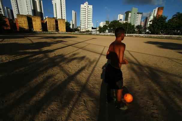 Campo de terra localizado no bairro da Torre, no Recife, reduto de peladeiros da regio, onde vrios talentos e histrias de vida se encontram diariamente