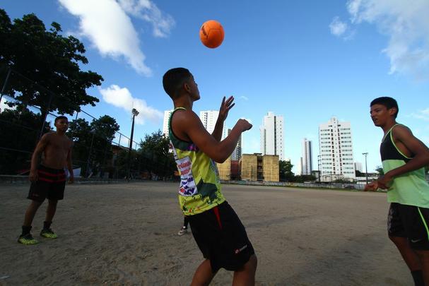 Campo de terra localizado no bairro da Torre, no Recife, reduto de peladeiros da regio, onde vrios talentos e histrias de vida se encontram diariamente