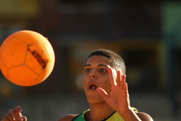 Campo de terra localizado no bairro da Torre, no Recife, reduto de peladeiros da regio, onde vrios talentos e histrias de vida se encontram diariamente
