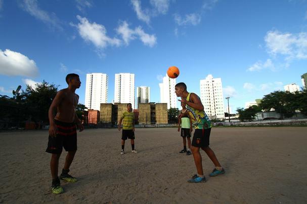 Campo de terra localizado no bairro da Torre, no Recife, reduto de peladeiros da regio, onde vrios talentos e histrias de vida se encontram diariamente