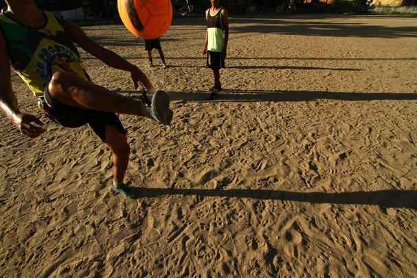 Campo de terra localizado no bairro da Torre, no Recife, reduto de peladeiros da regio, onde vrios talentos e histrias de vida se encontram diariamente