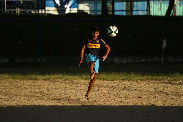 Campo de terra localizado no bairro da Torre, no Recife, reduto de peladeiros da regio, onde vrios talentos e histrias de vida se encontram diariamente