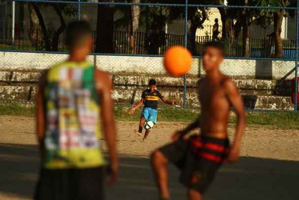 Campo de terra localizado no bairro da Torre, no Recife, reduto de peladeiros da regio, onde vrios talentos e histrias de vida se encontram diariamente