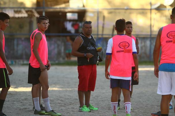 Campo de terra localizado no bairro da Torre, no Recife, reduto de peladeiros da regio, onde vrios talentos e histrias de vida se encontram diariamente