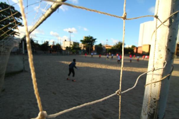 Campo de terra localizado no bairro da Torre, no Recife, reduto de peladeiros da regio, onde vrios talentos e histrias de vida se encontram diariamente