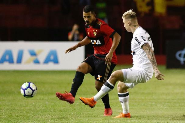 Após um início de jogo aberto, com o Sport realizando marcação alta e o Atlético-MG apostando na velocidade dos atacantes, o Leão largou na frente na etapa inicial e abriu o placar com Rogério.