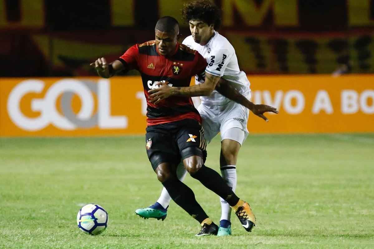 Ap�s um in�cio de jogo aberto, com o Sport realizando marca��o alta e o Atl�tico-MG apostando na velocidade dos atacantes, o Le�o largou na frente na etapa inicial e abriu o placar com Rog�rio.