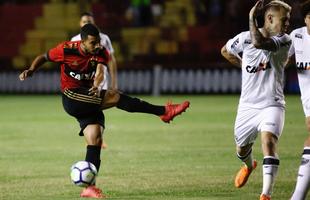 Ap�s um in�cio de jogo aberto, com o Sport realizando marca��o alta e o Atl�tico-MG apostando na velocidade dos atacantes, o Le�o largou na frente na etapa inicial e abriu o placar com Rog�rio.
