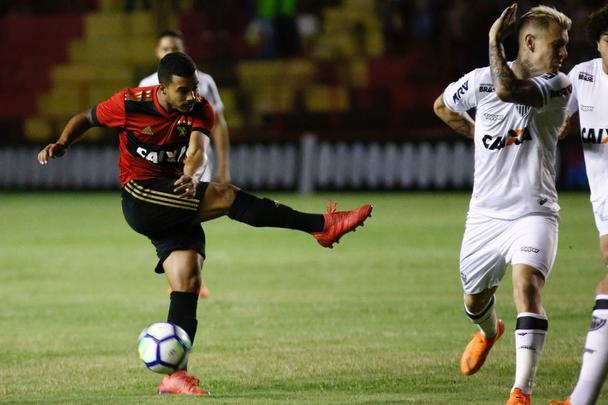 Após um início de jogo aberto, com o Sport realizando marcação alta e o Atlético-MG apostando na velocidade dos atacantes, o Leão largou na frente na etapa inicial e abriu o placar com Rogério.
