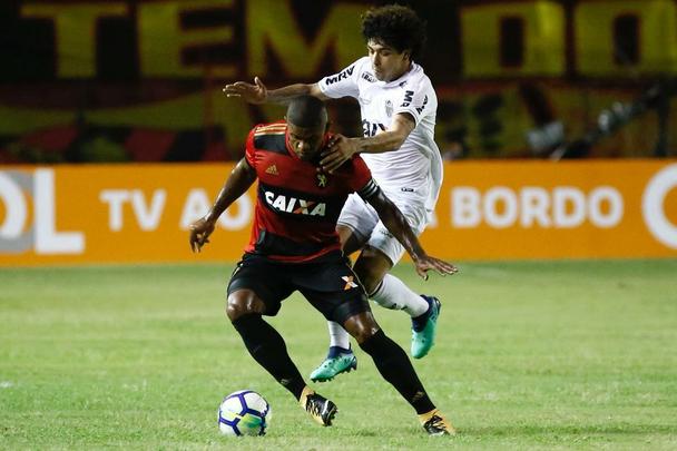 Após um início de jogo aberto, com o Sport realizando marcação alta e o Atlético-MG apostando na velocidade dos atacantes, o Leão largou na frente na etapa inicial e abriu o placar com Rogério.
