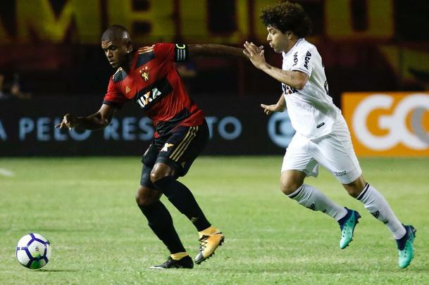 Após um início de jogo aberto, com o Sport realizando marcação alta e o Atlético-MG apostando na velocidade dos atacantes, o Leão largou na frente na etapa inicial e abriu o placar com Rogério.