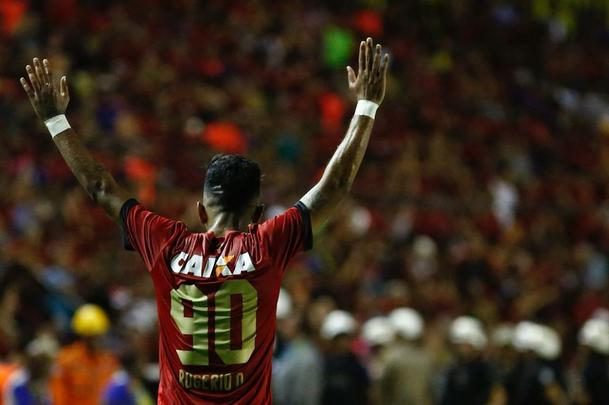 Após um início de jogo aberto, com o Sport realizando marcação alta e o Atlético-MG apostando na velocidade dos atacantes, o Leão largou na frente na etapa inicial e abriu o placar com Rogério.