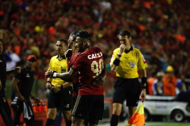 Após um início de jogo aberto, com o Sport realizando marcação alta e o Atlético-MG apostando na velocidade dos atacantes, o Leão largou na frente na etapa inicial e abriu o placar com Rogério.