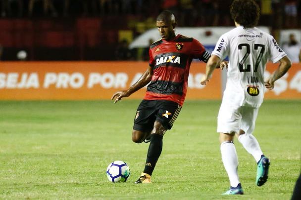Após um início de jogo aberto, com o Sport realizando marcação alta e o Atlético-MG apostando na velocidade dos atacantes, o Leão largou na frente na etapa inicial e abriu o placar com Rogério.