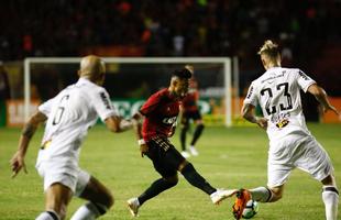 Ap�s um in�cio de jogo aberto, com o Sport realizando marca��o alta e o Atl�tico-MG apostando na velocidade dos atacantes, o Le�o largou na frente na etapa inicial e abriu o placar com Rog�rio.