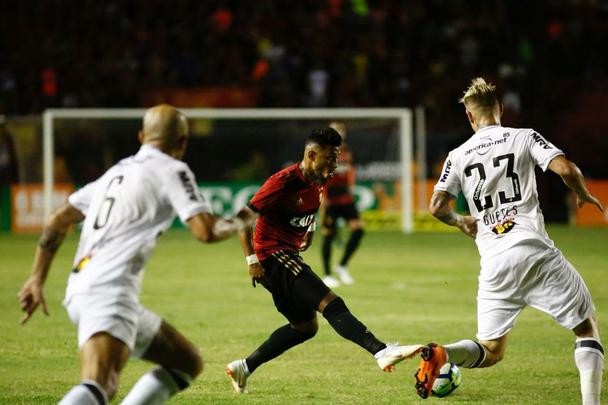 Após um início de jogo aberto, com o Sport realizando marcação alta e o Atlético-MG apostando na velocidade dos atacantes, o Leão largou na frente na etapa inicial e abriu o placar com Rogério.
