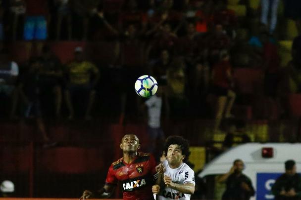 Após um início de jogo aberto, com o Sport realizando marcação alta e o Atlético-MG apostando na velocidade dos atacantes, o Leão largou na frente na etapa inicial e abriu o placar com Rogério.