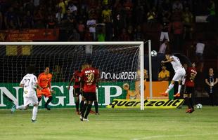 Ap�s um in�cio de jogo aberto, com o Sport realizando marca��o alta e o Atl�tico-MG apostando na velocidade dos atacantes, o Le�o largou na frente na etapa inicial e abriu o placar com Rog�rio.