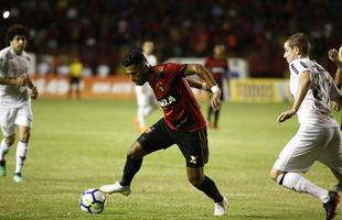 No segundo tempo, as duas equipes voltaram ainda mais ofensivas, em um jogo franco de ambos os lados. O Galo aproveitou os erros da defesa rubro-negra e conseguiu virar o placar para 2 a 1, com gols de Cazares e Ricardo Oliveira. O Sport, ent�o, despertou na partida, retomou o ritmo ofensivo e virou o placar novamente, com gols de Gabriel e Michel Bastos em cobran�a de p�nalti.