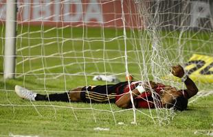 No segundo tempo, as duas equipes voltaram ainda mais ofensivas, em um jogo franco de ambos os lados. O Galo aproveitou os erros da defesa rubro-negra e conseguiu virar o placar para 2 a 1, com gols de Cazares e Ricardo Oliveira. O Sport, ent�o, despertou na partida, retomou o ritmo ofensivo e virou o placar novamente, com gols de Gabriel e Michel Bastos em cobran�a de p�nalti.
