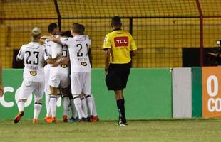 No segundo tempo, as duas equipes voltaram ainda mais ofensivas, em um jogo franco de ambos os lados. O Galo aproveitou os erros da defesa rubro-negra e conseguiu virar o placar para 2 a 1, com gols de Cazares e Ricardo Oliveira. O Sport, ent�o, despertou na partida, retomou o ritmo ofensivo e virou o placar novamente, com gols de Gabriel e Michel Bastos em cobran�a de p�nalti.