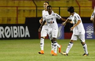 No segundo tempo, as duas equipes voltaram ainda mais ofensivas, em um jogo franco de ambos os lados. O Galo aproveitou os erros da defesa rubro-negra e conseguiu virar o placar para 2 a 1, com gols de Cazares e Ricardo Oliveira. O Sport, ent�o, despertou na partida, retomou o ritmo ofensivo e virou o placar novamente, com gols de Gabriel e Michel Bastos em cobran�a de p�nalti.