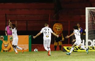 No segundo tempo, as duas equipes voltaram ainda mais ofensivas, em um jogo franco de ambos os lados. O Galo aproveitou os erros da defesa rubro-negra e conseguiu virar o placar para 2 a 1, com gols de Cazares e Ricardo Oliveira. O Sport, ent�o, despertou na partida, retomou o ritmo ofensivo e virou o placar novamente, com gols de Gabriel e Michel Bastos em cobran�a de p�nalti.