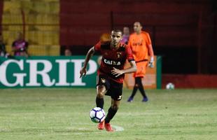 No segundo tempo, as duas equipes voltaram ainda mais ofensivas, em um jogo franco de ambos os lados. O Galo aproveitou os erros da defesa rubro-negra e conseguiu virar o placar para 2 a 1, com gols de Cazares e Ricardo Oliveira. O Sport, ent�o, despertou na partida, retomou o ritmo ofensivo e virou o placar novamente, com gols de Gabriel e Michel Bastos em cobran�a de p�nalti.