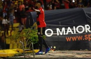 No segundo tempo, as duas equipes voltaram ainda mais ofensivas, em um jogo franco de ambos os lados. O Galo aproveitou os erros da defesa rubro-negra e conseguiu virar o placar para 2 a 1, com gols de Cazares e Ricardo Oliveira. O Sport, ent�o, despertou na partida, retomou o ritmo ofensivo e virou o placar novamente, com gols de Gabriel e Michel Bastos em cobran�a de p�nalti.
