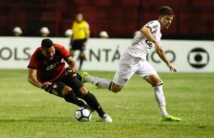 No segundo tempo, as duas equipes voltaram ainda mais ofensivas, em um jogo franco de ambos os lados. O Galo aproveitou os erros da defesa rubro-negra e conseguiu virar o placar para 2 a 1, com gols de Cazares e Ricardo Oliveira. O Sport, ent�o, despertou na partida, retomou o ritmo ofensivo e virou o placar novamente, com gols de Gabriel e Michel Bastos em cobran�a de p�nalti.