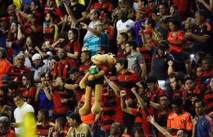 No segundo tempo, as duas equipes voltaram ainda mais ofensivas, em um jogo franco de ambos os lados. O Galo aproveitou os erros da defesa rubro-negra e conseguiu virar o placar para 2 a 1, com gols de Cazares e Ricardo Oliveira. O Sport, ent�o, despertou na partida, retomou o ritmo ofensivo e virou o placar novamente, com gols de Gabriel e Michel Bastos em cobran�a de p�nalti.