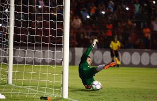 No segundo tempo, as duas equipes voltaram ainda mais ofensivas, em um jogo franco de ambos os lados. O Galo aproveitou os erros da defesa rubro-negra e conseguiu virar o placar para 2 a 1, com gols de Cazares e Ricardo Oliveira. O Sport, ent�o, despertou na partida, retomou o ritmo ofensivo e virou o placar novamente, com gols de Gabriel e Michel Bastos em cobran�a de p�nalti.