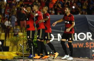 No segundo tempo, as duas equipes voltaram ainda mais ofensivas, em um jogo franco de ambos os lados. O Galo aproveitou os erros da defesa rubro-negra e conseguiu virar o placar para 2 a 1, com gols de Cazares e Ricardo Oliveira. O Sport, ent�o, despertou na partida, retomou o ritmo ofensivo e virou o placar novamente, com gols de Gabriel e Michel Bastos em cobran�a de p�nalti.
