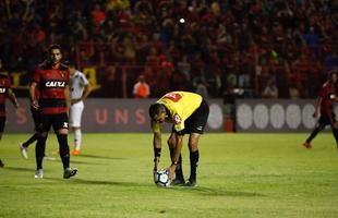 No segundo tempo, as duas equipes voltaram ainda mais ofensivas, em um jogo franco de ambos os lados. O Galo aproveitou os erros da defesa rubro-negra e conseguiu virar o placar para 2 a 1, com gols de Cazares e Ricardo Oliveira. O Sport, ent�o, despertou na partida, retomou o ritmo ofensivo e virou o placar novamente, com gols de Gabriel e Michel Bastos em cobran�a de p�nalti.