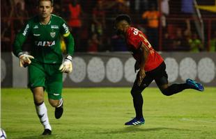 No segundo tempo, as duas equipes voltaram ainda mais ofensivas, em um jogo franco de ambos os lados. O Galo aproveitou os erros da defesa rubro-negra e conseguiu virar o placar para 2 a 1, com gols de Cazares e Ricardo Oliveira. O Sport, ent�o, despertou na partida, retomou o ritmo ofensivo e virou o placar novamente, com gols de Gabriel e Michel Bastos em cobran�a de p�nalti.