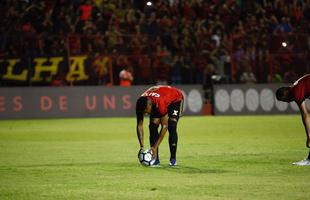 No segundo tempo, as duas equipes voltaram ainda mais ofensivas, em um jogo franco de ambos os lados. O Galo aproveitou os erros da defesa rubro-negra e conseguiu virar o placar para 2 a 1, com gols de Cazares e Ricardo Oliveira. O Sport, ent�o, despertou na partida, retomou o ritmo ofensivo e virou o placar novamente, com gols de Gabriel e Michel Bastos em cobran�a de p�nalti.