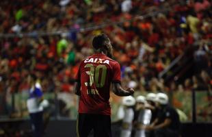 No segundo tempo, as duas equipes voltaram ainda mais ofensivas, em um jogo franco de ambos os lados. O Galo aproveitou os erros da defesa rubro-negra e conseguiu virar o placar para 2 a 1, com gols de Cazares e Ricardo Oliveira. O Sport, ent�o, despertou na partida, retomou o ritmo ofensivo e virou o placar novamente, com gols de Gabriel e Michel Bastos em cobran�a de p�nalti.