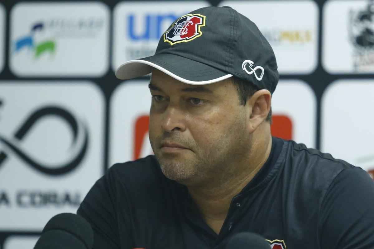 De olho no retorno ao G4, Santa Cruz realizou �ltimo treino antes de enfrentar o Juazeirense na tarde desta sexta-feira; as imagens foram feitas nos 15 minutos abertos aos rep�rteres, antes ent�o de o treinador fechar o treino � imprensa