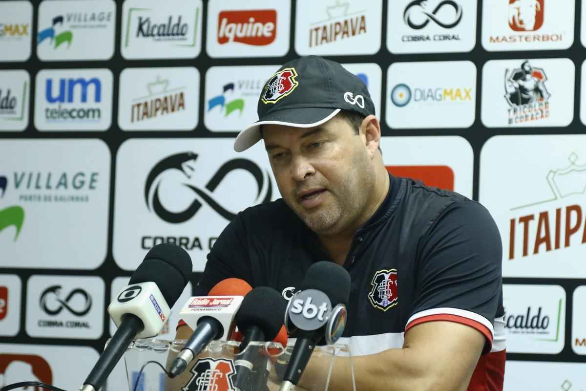 De olho no retorno ao G4, Santa Cruz realizou �ltimo treino antes de enfrentar o Juazeirense na tarde desta sexta-feira; as imagens foram feitas nos 15 minutos abertos aos rep�rteres, antes ent�o de o treinador fechar o treino � imprensa