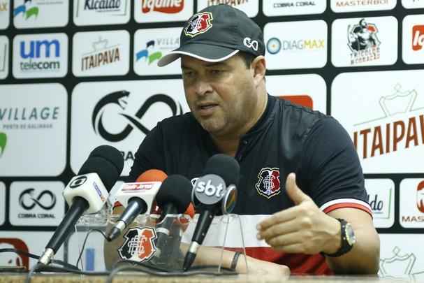 De olho no retorno ao G4, Santa Cruz realizou último treino antes de enfrentar o Juazeirense na tarde desta sexta-feira; as imagens foram feitas nos 15 minutos abertos aos repórteres, antes então de o treinador fechar o treino à imprensa