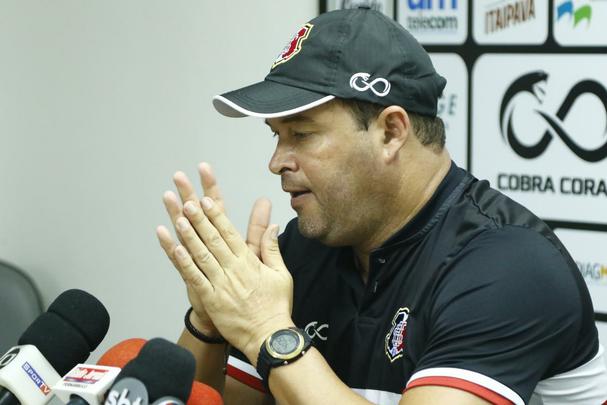 De olho no retorno ao G4, Santa Cruz realizou último treino antes de enfrentar o Juazeirense na tarde desta sexta-feira; as imagens foram feitas nos 15 minutos abertos aos repórteres, antes então de o treinador fechar o treino à imprensa